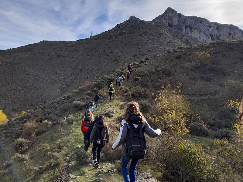 alumnos en un recorrido interpretativo en Brieva de Cameros