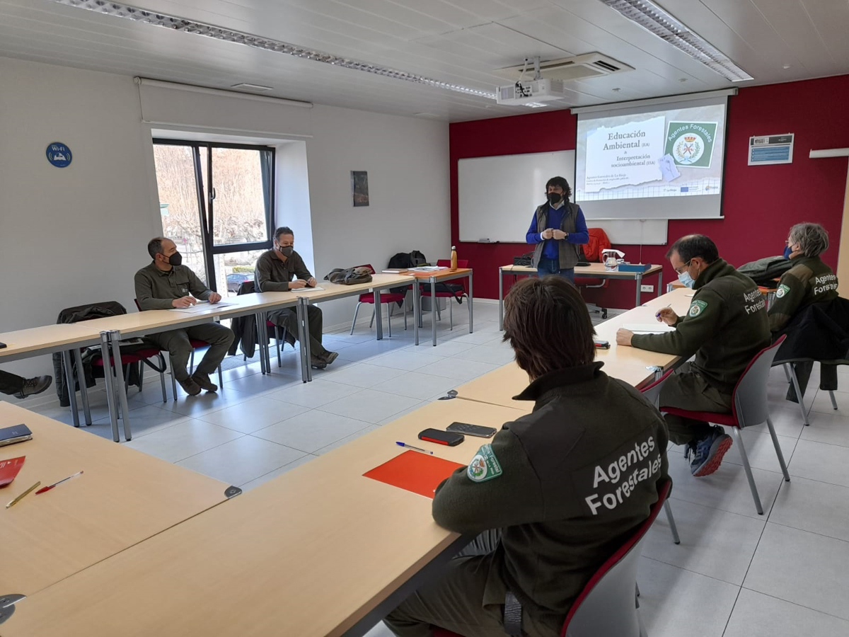 agentes forestales en curso de educación ambiental